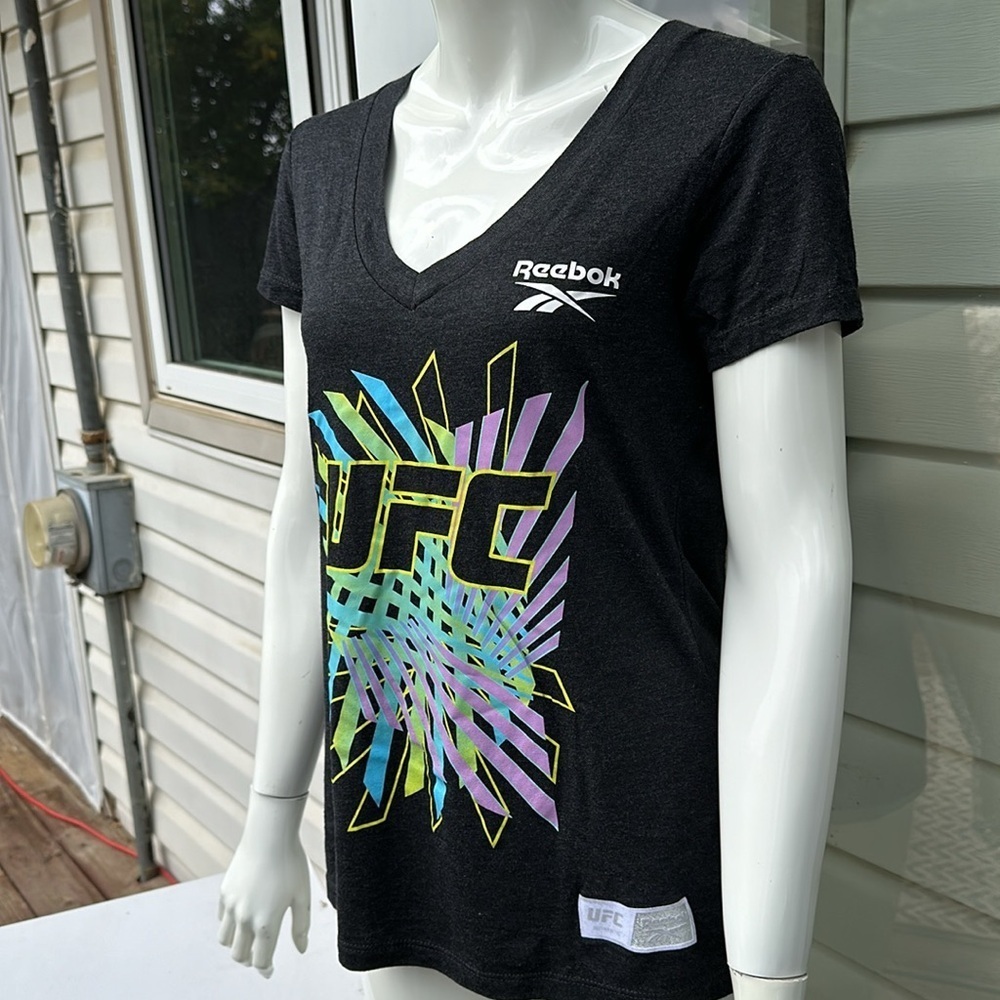 🐞UFC Reebok, official authentic V-neck T-shirt bold colours graphic T-shirt